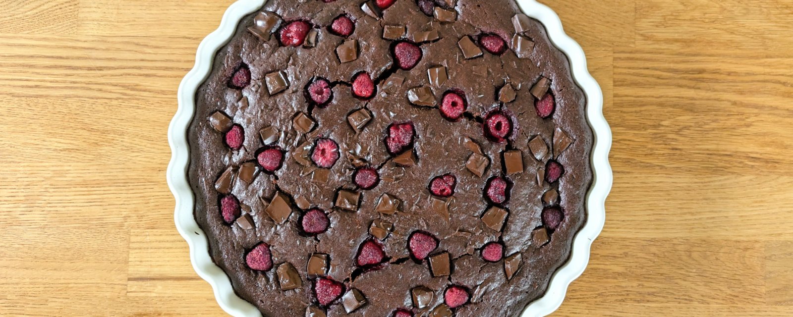 Brownie z cukinią, miodem i malinami